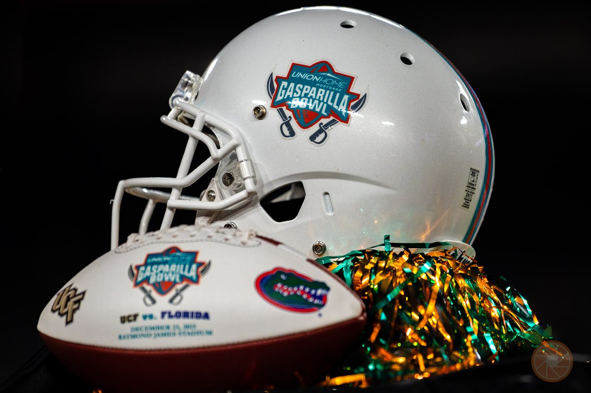 FL_SportsHUB's tweet photo. An amazing gesture from @RyanOKeefe23 who went on to collect the #MVP trophy @GasparillaBowl 

#collegefootball #raymondjamesstadium #ucf #ucfknights #gasparillabowl #collegesports #big12 #champions #playerofthegame #nikonZ #nikonD500 #nikonsportsphotographer #floridafootball https://t.co/fw6wNSvXRs
