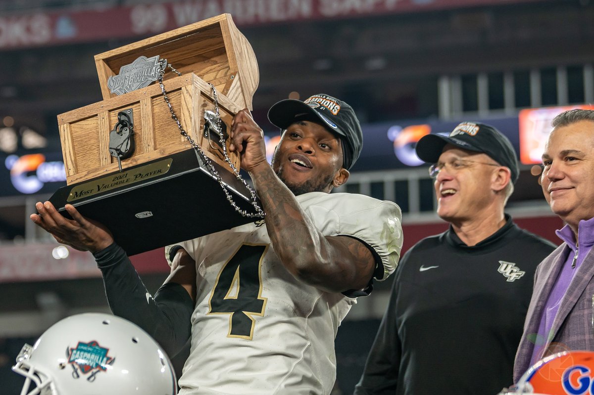 FL_SportsHUB's tweet photo. An amazing gesture from @RyanOKeefe23 who went on to collect the #MVP trophy @GasparillaBowl 

#collegefootball #raymondjamesstadium #ucf #ucfknights #gasparillabowl #collegesports #big12 #champions #playerofthegame #nikonZ #nikonD500 #nikonsportsphotographer #floridafootball https://t.co/fw6wNSvXRs