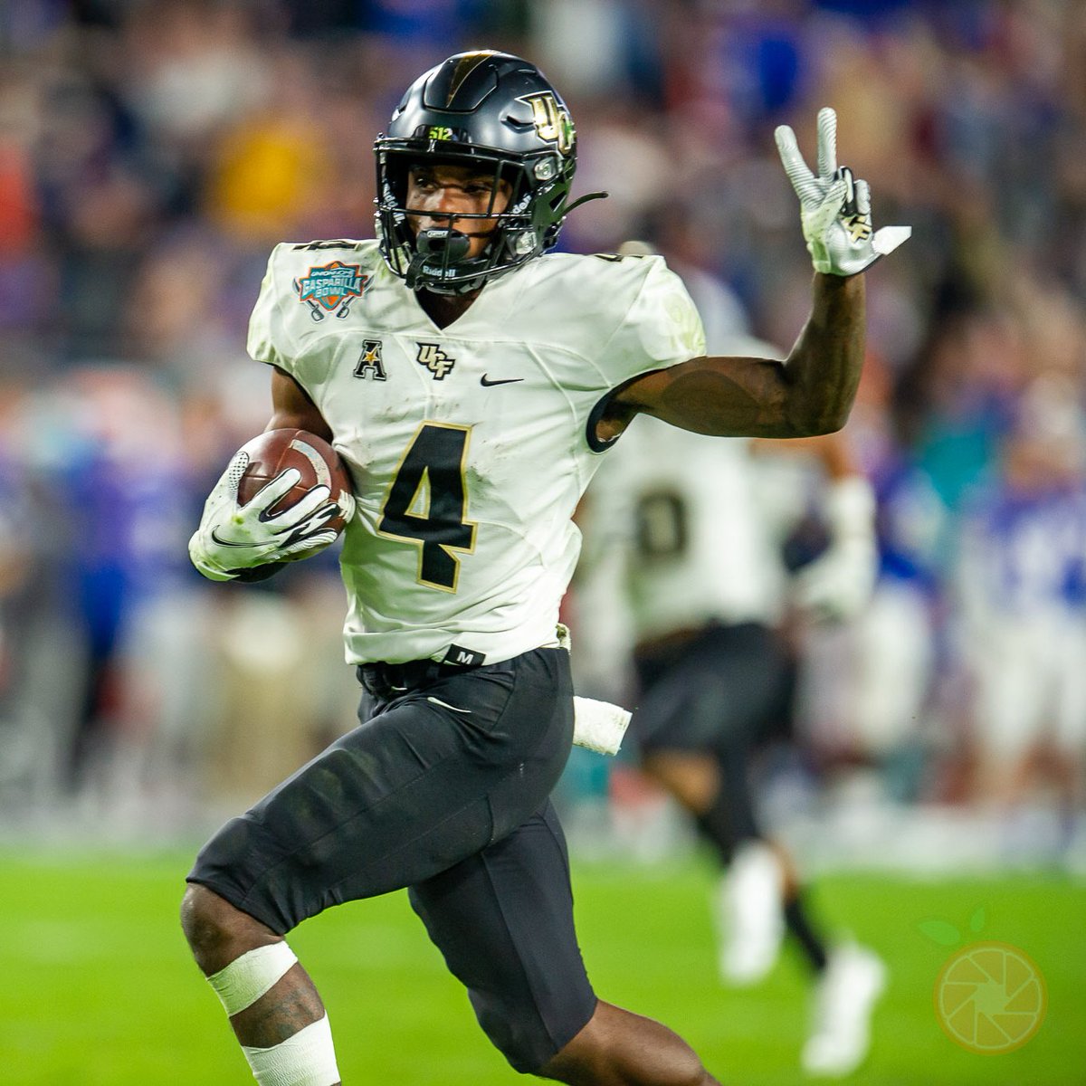 FL_SportsHUB's tweet photo. An amazing gesture from @RyanOKeefe23 who went on to collect the #MVP trophy @GasparillaBowl 

#collegefootball #raymondjamesstadium #ucf #ucfknights #gasparillabowl #collegesports #big12 #champions #playerofthegame #nikonZ #nikonD500 #nikonsportsphotographer #floridafootball https://t.co/fw6wNSvXRs