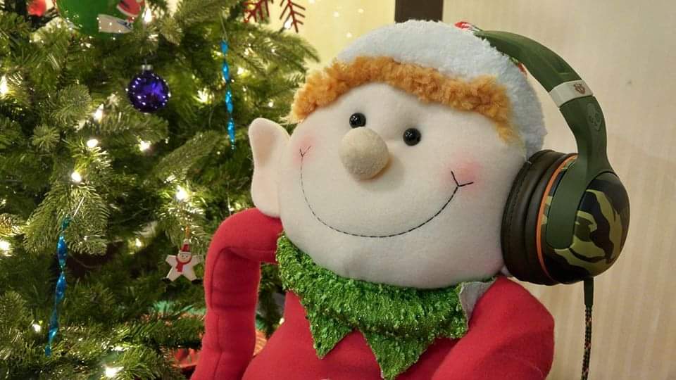 OneEarOut's tweet image. Christmas is here!! Make sure all your loved ones wear their new headphones or earbuds with #OneEarOut when they're out &amp;amp; about. 🎅🎧 #TuneInToLife