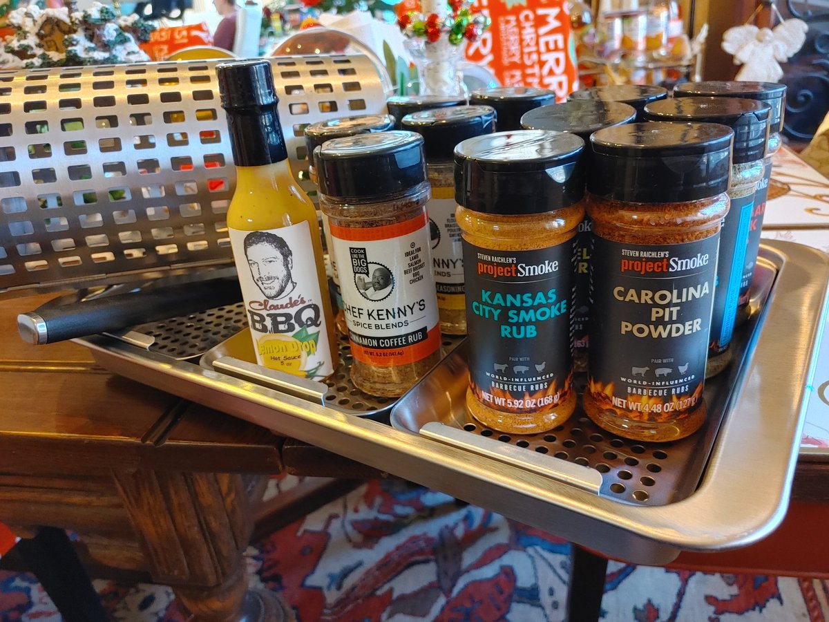 dad_mile's tweet photo. It's like they get me... They really get me...! @ClaudesBBQ @chefkennyg37 @chargriller #BBQ #grillinout #MerryChristmas https://t.co/YymegdTEmp