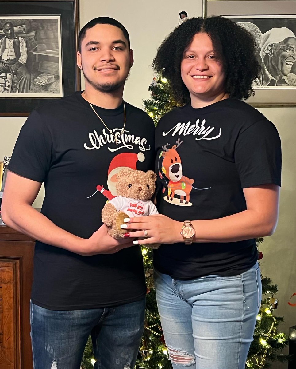 _KingWaite's tweet photo. Merry Christmas 🎄🎁 ……… oh and she said yes 💍‼️ https://t.co/plNSgflEWA