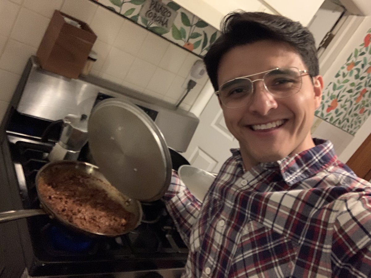 JorgeTweets's tweet photo. Merry Christmas, please come in. I made you cod in ancho sauce, and my cat is praying solemnly for you and your loved ones https://t.co/IJiZJDNmWq