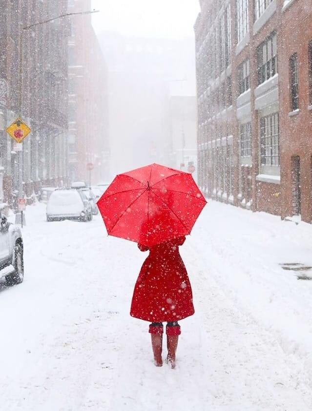 أجمل لحظة في الحبّ هي قبل الإعتراف به. كيف تجعل ذلك الارتباك الأوّل يطول. تلك الحالة من الدوران التي يتغيّر فيها نبضك وعمرك أكثر من مرّة في لحظة واحدة.. وأنت على مشارف كلمة واحدة.