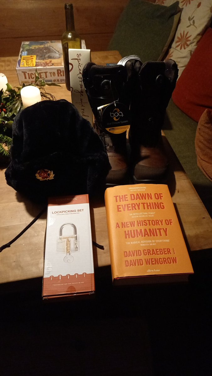 Rasko3000's tweet photo. Christmas haul. Some ironic presents from my sister, nevertheless im grateful on this day #thankyoucapitalism #thankyoufossilfuels
#thankyouagriculturalrevoultion
#thankyouelectircalpower
#thankyoubezos https://t.co/1NGb5DVuvJ