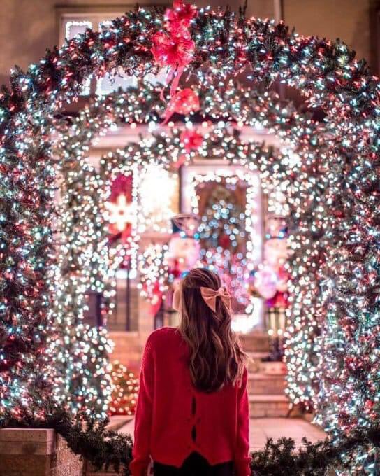 برقُ اسمك
حين يلفظه أحد 
فتضيءُ حواسي كشجرة العيد
من قطعَ الضوءَ عن أحرفِه
تلك المعلّقةِ على شرايينِ القلب
كأنوارٍ صغيرة
على خيطِ الفرح؟ 
حتّى عندما لم يكن أحدُهم يناديك
كلُّ مَن لفظ اسمَك
كان يعنيك
هكذا كانَ قلبي يظنّ
وبعضُ الظنون إثمٌ
وبعضُها وهمٌ
وأخرى ألمْ