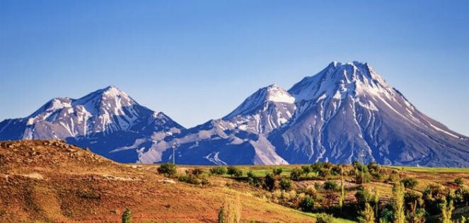 وَأَرعَنَ طَمَّاحِ الذُّؤَابَةِ باذِخٍ
يُطاوِلُ أَعنانَ السَّمَاءِ بِغارِبِ

يَسُدُّ مَهَبَّ الريحِ عَن كُلِّ وُجهَةٍ
وَيَزحَمُ لَيلاً شُهبَهُ بِالمَناكِبِ

- ابن خفاجة