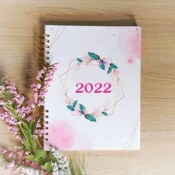 يتناقص الأصدقاء عاماً بعد عام ، بعضهم سقط من القطار ،و آخرون سقطوا من القلب .
لا وقت لي لأنتشل أحداً.لذا أحتفظ بدفتر  تعيد الأيام تشكيل أرقامه .كنت لا أكترث لفوضاه ،و لأرقام كتبتُ بعضها  دون أسماء ، لشدة معرفة  أصحابها . . و ها  أنا حائرة  لا أدري لمن هي . 
للذاكرة أيضا  قلبها