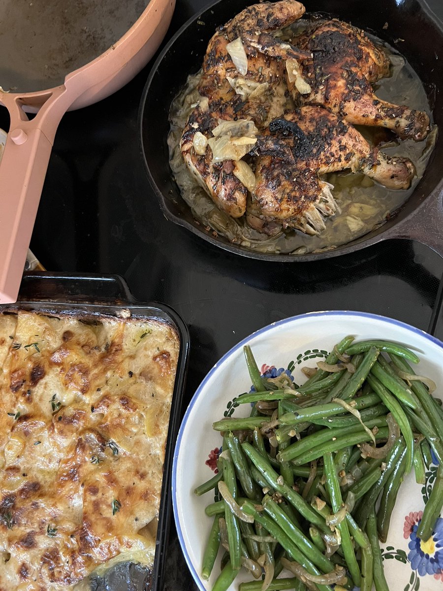marsisbored's tweet photo. rosemary garlic spatchcock chicken, aged Gruyère &amp; Mozzarella dauphinois, and caramelized balsamic green beans. this is my Christmas gift to myself ✨ https://t.co/gLB5CtK4xC