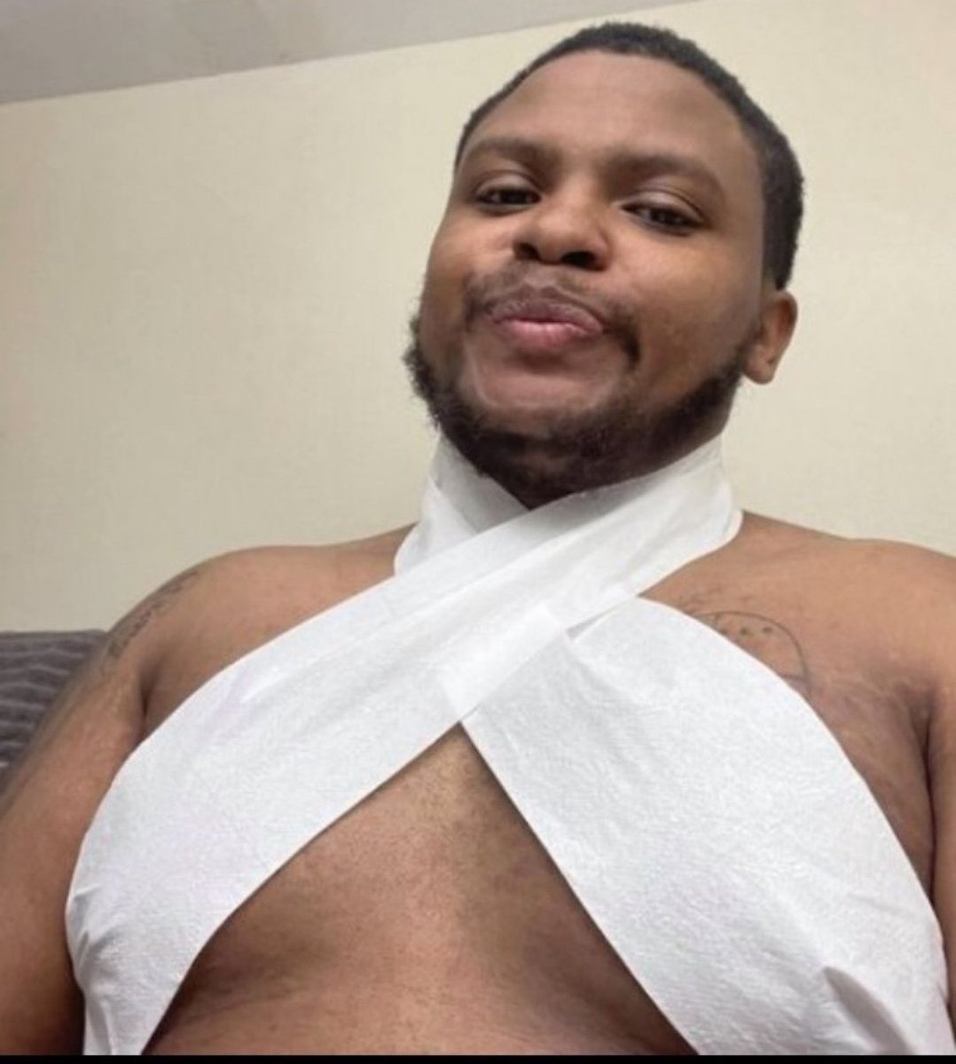 litooo2015's tweet photo. Ustedes hablan de las camisas floreadas pero voy viendo más de 15 historias vestidas con esto jajajajaja https://t.co/gTi0P8Damg