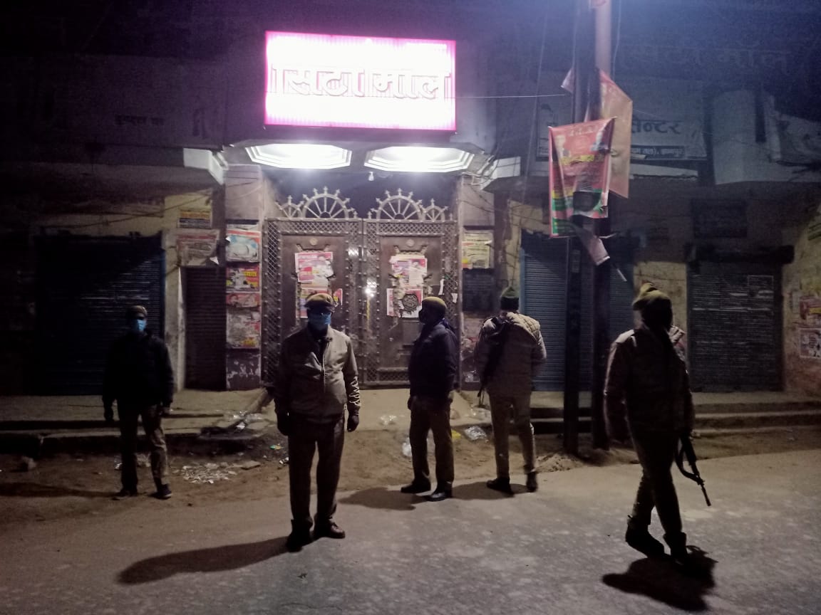 bhadohipolice's tweet photo. कोरोनावायरस संक्रमण के पुनः लगातार बढ़ते प्रसार की रोकथाम हेतु जारी किए गए दिशा-निर्देश एवं रात्रि 11 बजे से सुबह 05 बजे तक के रात्रिकालीन कर्फ्यू का शत प्रतिशत पालन कराने हेतु समस्त #_CO's व थाना प्रभारियों द्वारा भ्रमण/गश्त एवं चेकिंग करने सहित आमजन को किया जा रहा जागरूक !! https://t.co/75GXRlNoaJ