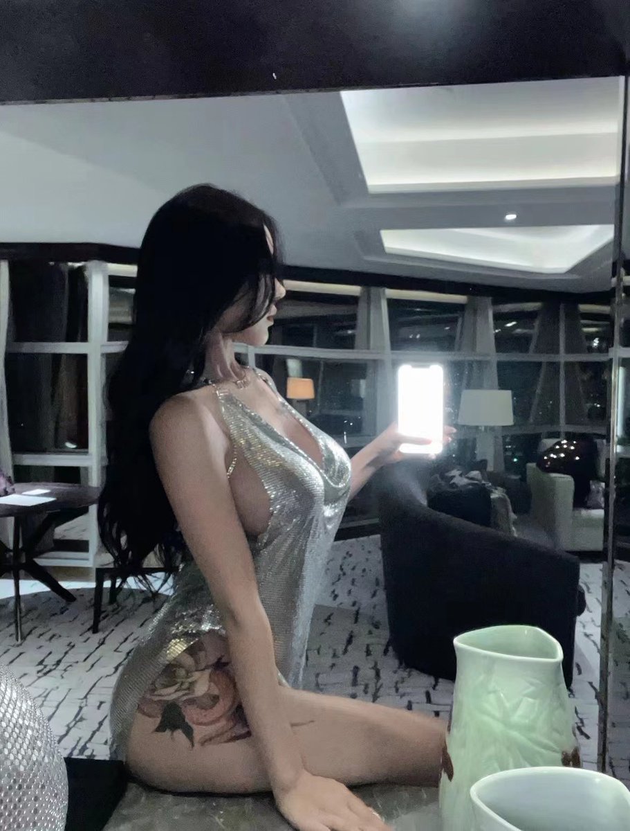 SQueenie6's tweet photo. 太无聊了 有没有弟弟给姐姐玩一下？ https://t.co/Avu1mQErUk