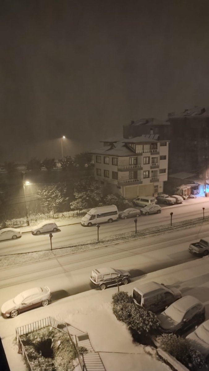 24 Aralık sabaha doğru 3:00 suları
Rize-Çayeli rakım 5
Israrla gece saatlerinde GFS 5 mm yağış veriyordu.
Saat 1:00 gibi ayaz vardı hava tamamen açmıştı.
Fakat saat 2:30 gibi sarı skala kütle oluştu.
Final olarak 8 cm kar...
Bu sistemde yağış bakımından GFS > Ecmwf