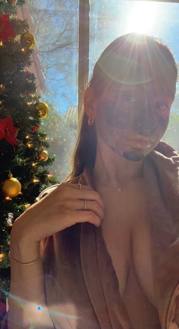 Doing some self care this Christmas. Merry Christmas besties ❤️ https://t.co/ZA0s2c6SG5