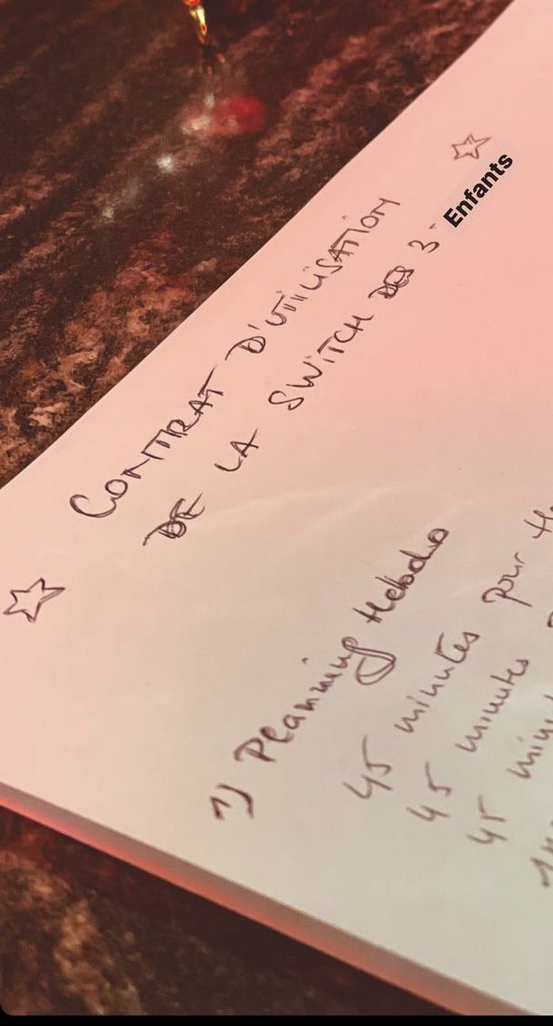 OlivierBabeau's tweet image. Bon on a craqué pour la console de jeux vidéo des enfants (8, 8 et 10 ans).
Mais pas sans un contrat d’utilisation :
- 45 min par semaine par enfant max.
- 1h30 de jeu collectif par week-end.
- conditions : bonnes notes qui se maintiennent.
Trop strict ou pas assez selon vous ?