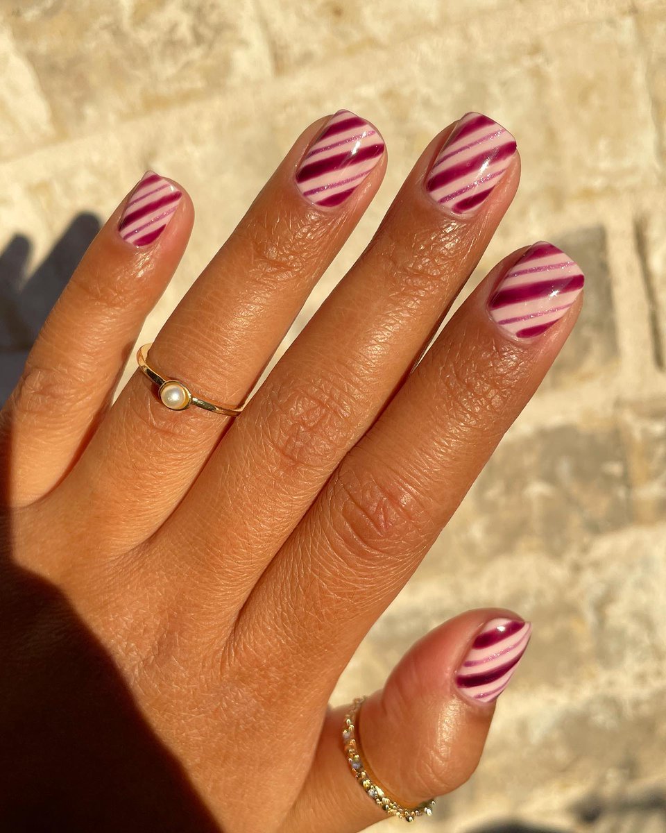 OPI_PRODUCTS's tweet image. We're living for allllll this Christmas nail art spirit from @lettslooks_! 🎄
Shades: #MovieBuff, #OPI❤️ToParty and #MyColorWheelIsSpinning
Shop here: cur.lt/u5is43zkx