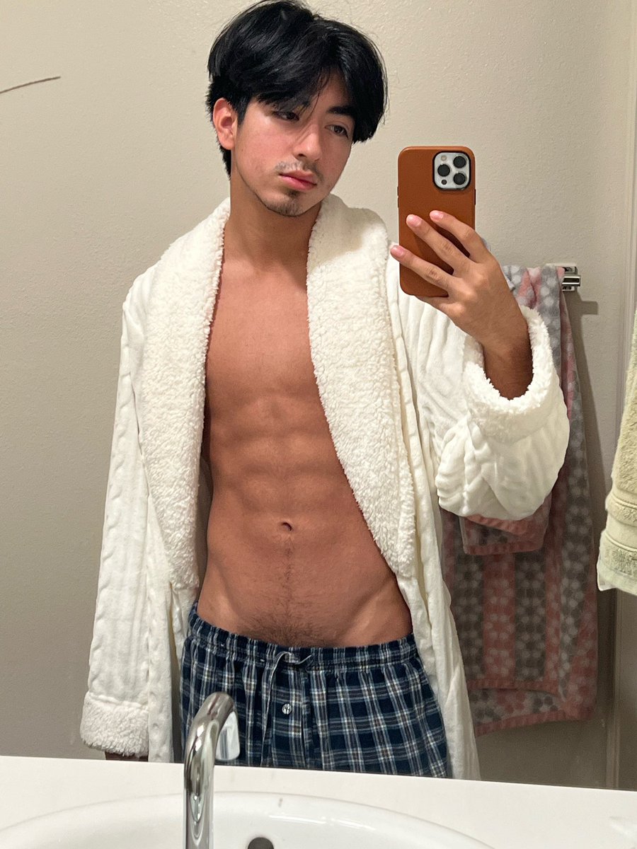 zaydenlucas_'s tweet photo. i got a robe for christmas :) https://t.co/WXvRzXjnF1