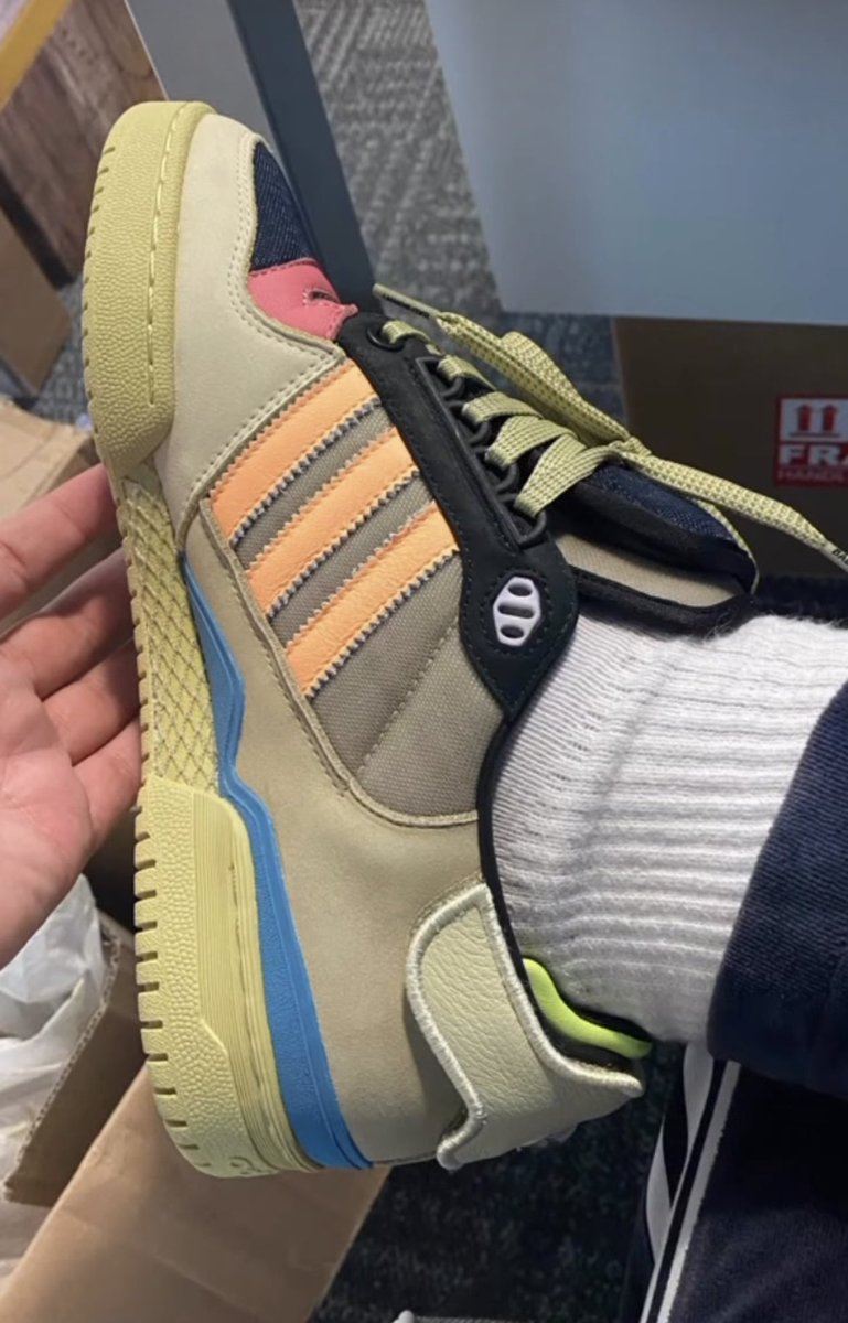Culturafl's tweet photo. 👀 @adidasoriginals @sanbenito https://t.co/2R8z2eMn6d