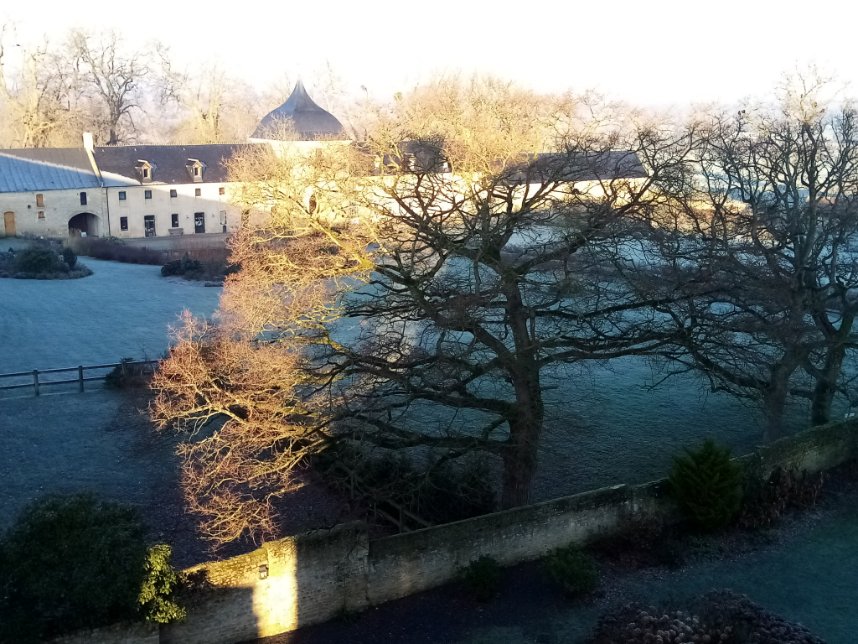 abbayedemondaye's tweet photo. "Le matin de Noël, Marie paraît être ailleurs. [...] Parce que la seule parole qui compte désormais est celle du Verbe de Dieu. Alors Marie se tait. [...] Elle contemple l’Enfant Dieu qui dort. Mieux… elle l’écoute." 
▶️https://t.co/m0dCAzwAre https://t.co/iG0TMINdzi