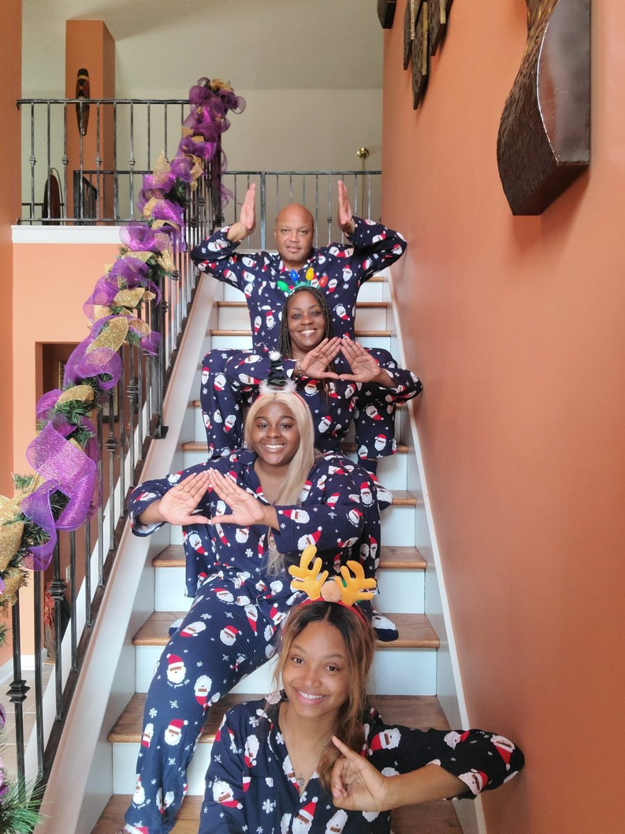 coachlester91's tweet photo. #wintheday Merry Christmas from #Teamlester 🐸🐘🐶 https://t.co/jwZr4REo6s