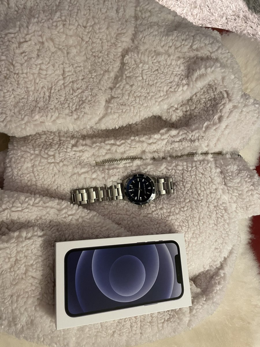 MaxKloth's tweet photo. @AmarCoDTV #AmarXmas  iPhone 12 Klamotten,Uhr und Geld und natürlich Zeit mit Fam https://t.co/eNThQXvjBM