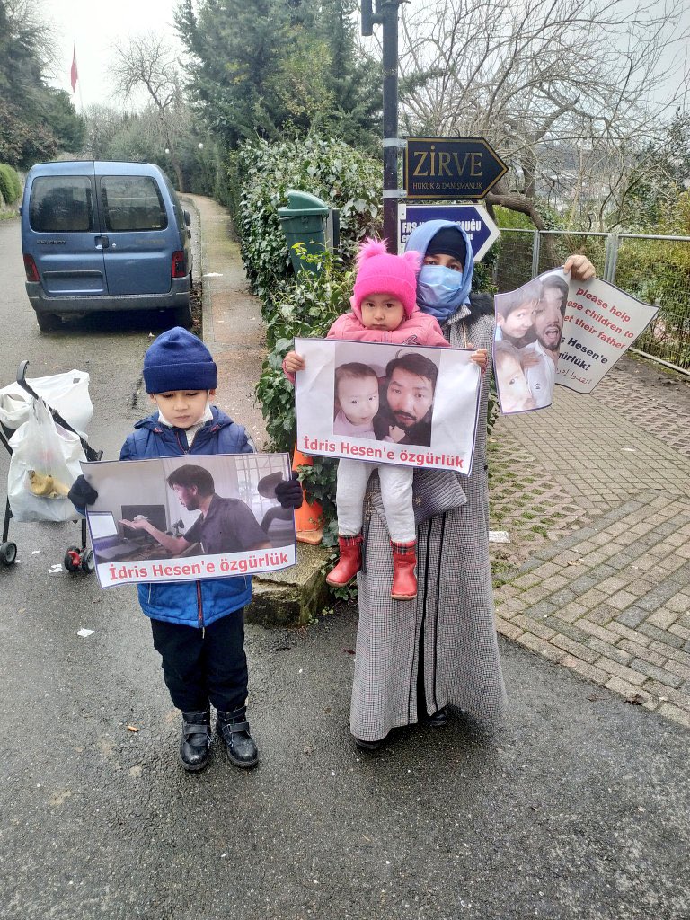 3 çocuk babası Uygur Türkü İdris Hasan hakkında Çin'e iade kararı alındı. Ailesi İstanbul'da yaşıyor. Eğer iade edilirse yaşamı tehlikeye girmiş olacak. Elimizden geldiğince duyurarak sesini duyurmalıyız. Çocukları babasına kavuşsun.