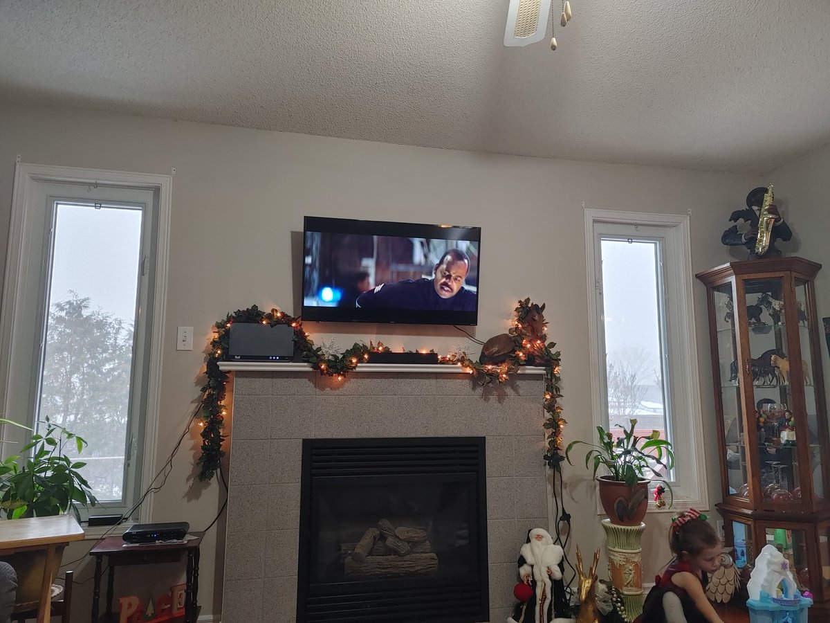 Annoying my family while I narrate and quote the hell outta this movie."does it sound like I'm ordering a pizza?" <a href="/MattoMcFly/">Matt Bradford</a> #sorrynotsorry #DieHard