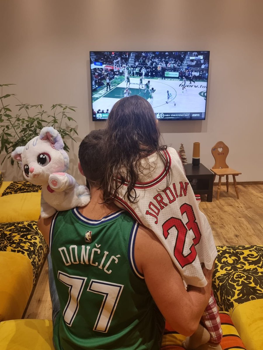 Alex6Roger's tweet photo. Parce que Noël c’est avant tout le NBA Christmas Day. Inculquons les vraies valeurs à nos enfants! 
#NBAExtra #NBAXmas #doncic #jordan @NBAextra @MaryPatrux 😍 @JMonclar 🙌 @SoFrenchProd 🏋️ @luka7doncic 🐐 https://t.co/4Pw7VqwIUs