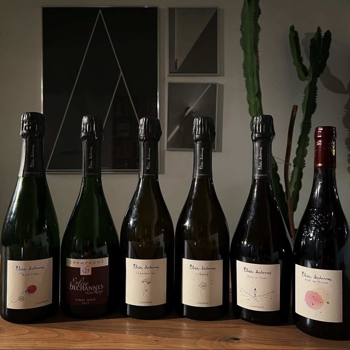 ”Dechannes Deluxe”

Vackra, djupa fulla av finess o komplexitet. 
3st viner från prestigeserien ”Les Confidentielles”, vinifierade på burgundiska ekfat o amfora!

Tradition
Pinot Noir 2013
Chardonnay 2015
Liberté 2014
Absolue Terre 2017
Rosé des Riceys 2018

4128:- (688:-/🍾)