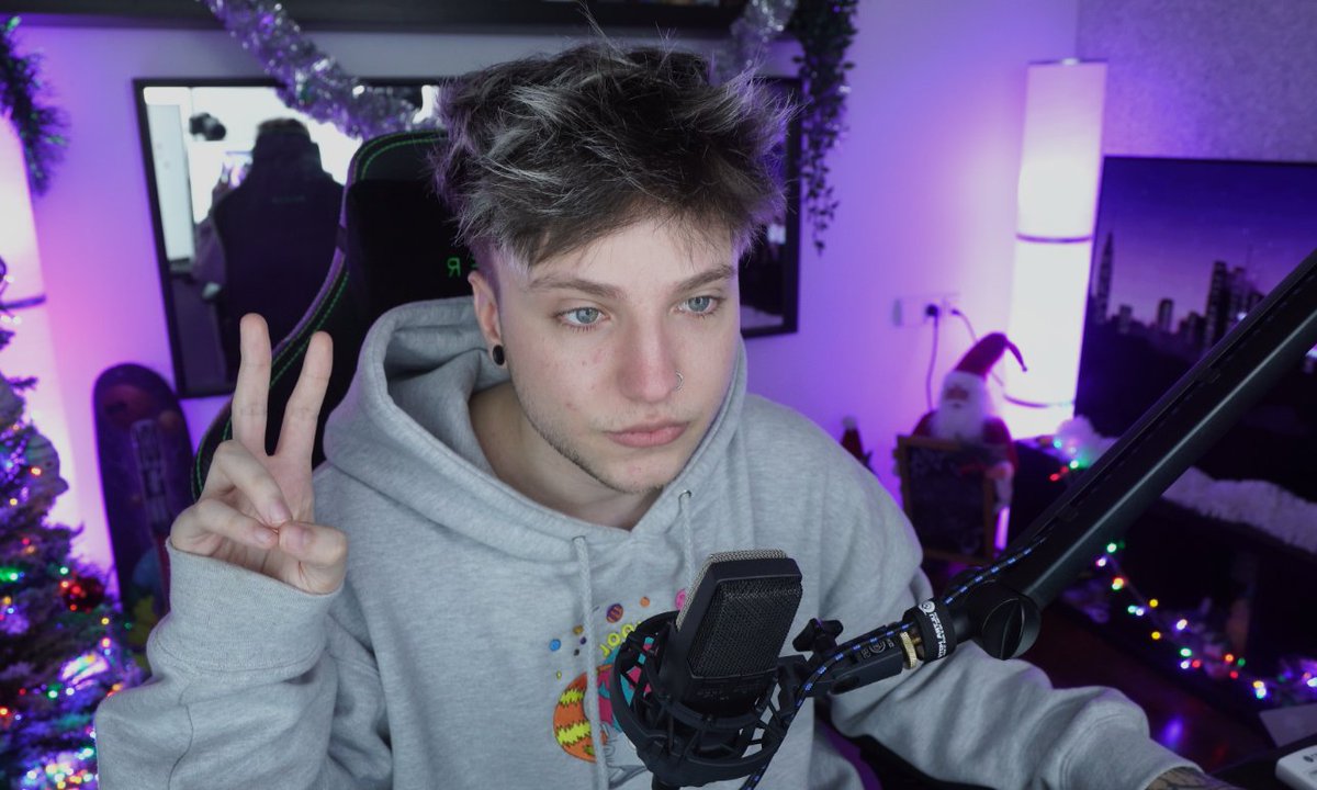 YA ESTOY EN DIRECTO ENTRA BB booyah.live/xcry
RT Y TE SALUDO