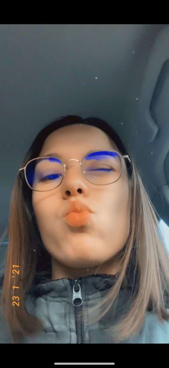 CamilleRavry's tweet photo. Début 2021/ fin 2021 
Jsuis la seule à trouver que j’avais une tête d’enfant début 2021?😭😂 https://t.co/5AvItsd1tS