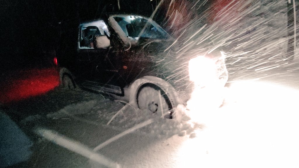 kanp287's tweet photo. 帰宅中、今年も先行していた除雪車に道を譲られた(煽ってない)ので、ありがたく新雪を楽しませて貰いました⛄️

#JB23W
#ジムニー https://t.co/Xc6X4eGYQ5