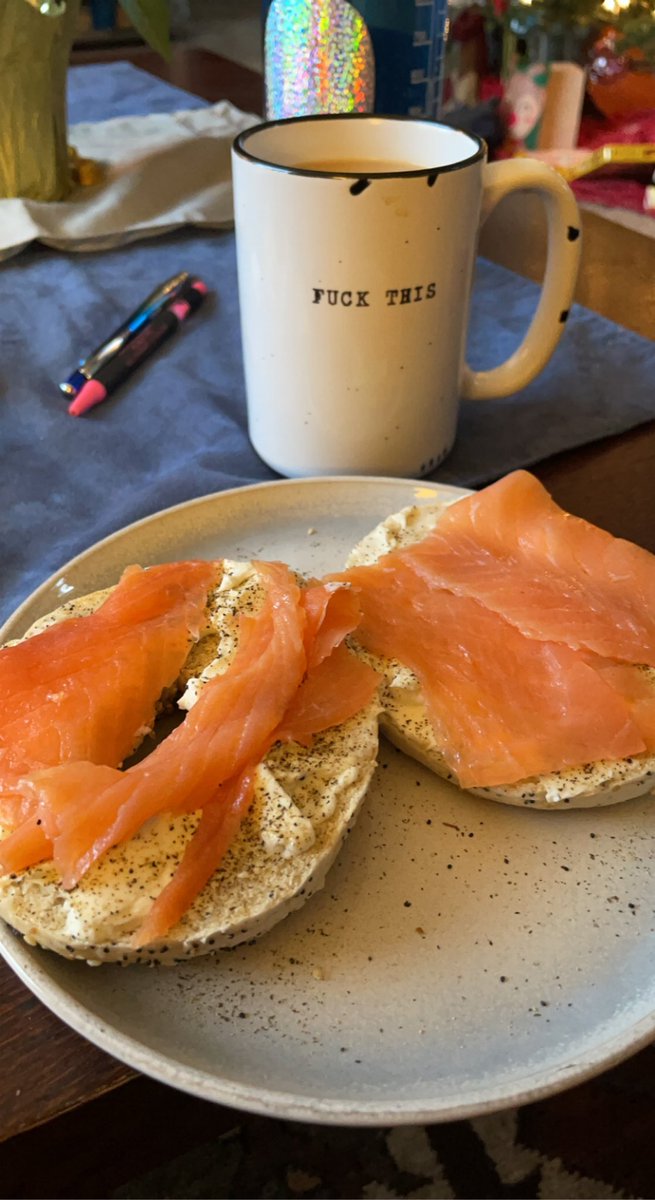 QSnackz's tweet photo. Trad eats on this cold and blustery Christmas Day. #smokedsnackz #bagelsandlockz #tradeats #christmas #espressobaileys https://t.co/bsISa7e9Xk