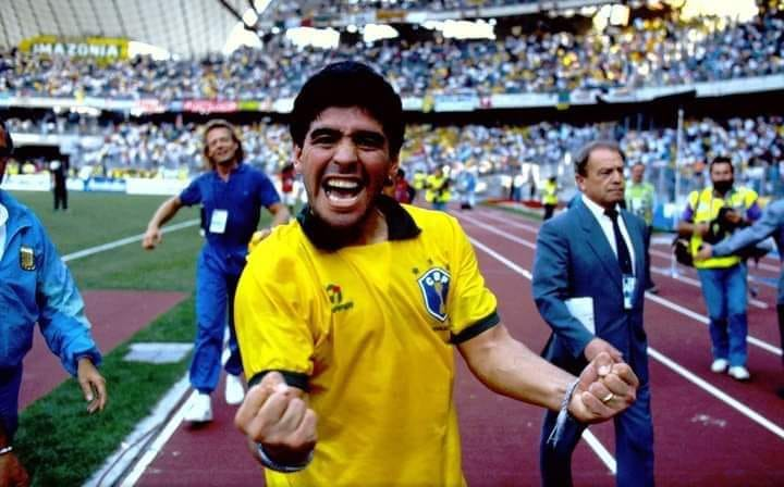 Diego Armando Maradona 🇦🇷 tras eliminar a Brasil, Italia 90'.