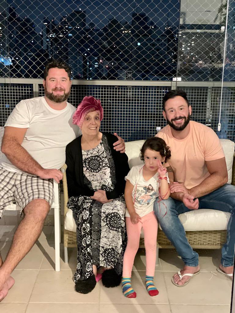 RodGentile's tweet photo. Um Natal diferente, sem o meu Pai e minha Vó! Mas temos que ter fé e sabedoria que a vida é bela! Que temos que nos unirmos mais à família, os amigos e todos que amamos, pois nunca sabemos a hora da nossa partida! Mas o sentido do Natal é a vida, esperança, amor, paz, saúde https://t.co/ht55TtVC01