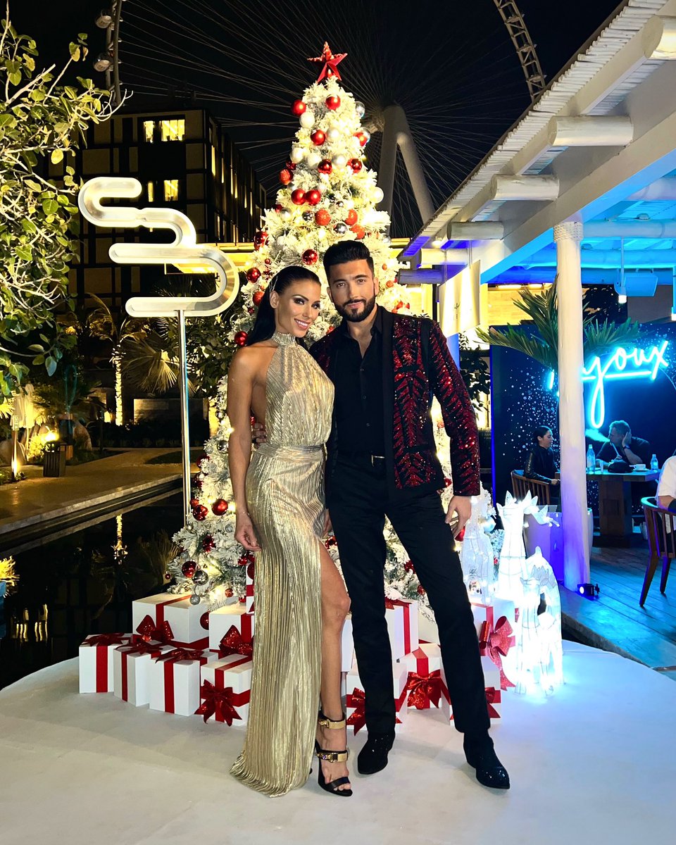 Wishing you all a magical Christmas 🎄✨ @JasmineTakacs #merrychristmas #christmas #mydubai #dubai #christmastree #festive #happyholidays #aaronandjasmine #aaronandjasminedance