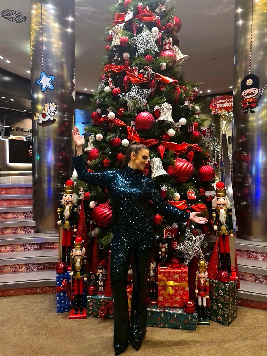 Nuria Fergó nos desea una ¡Feliz Navidad!