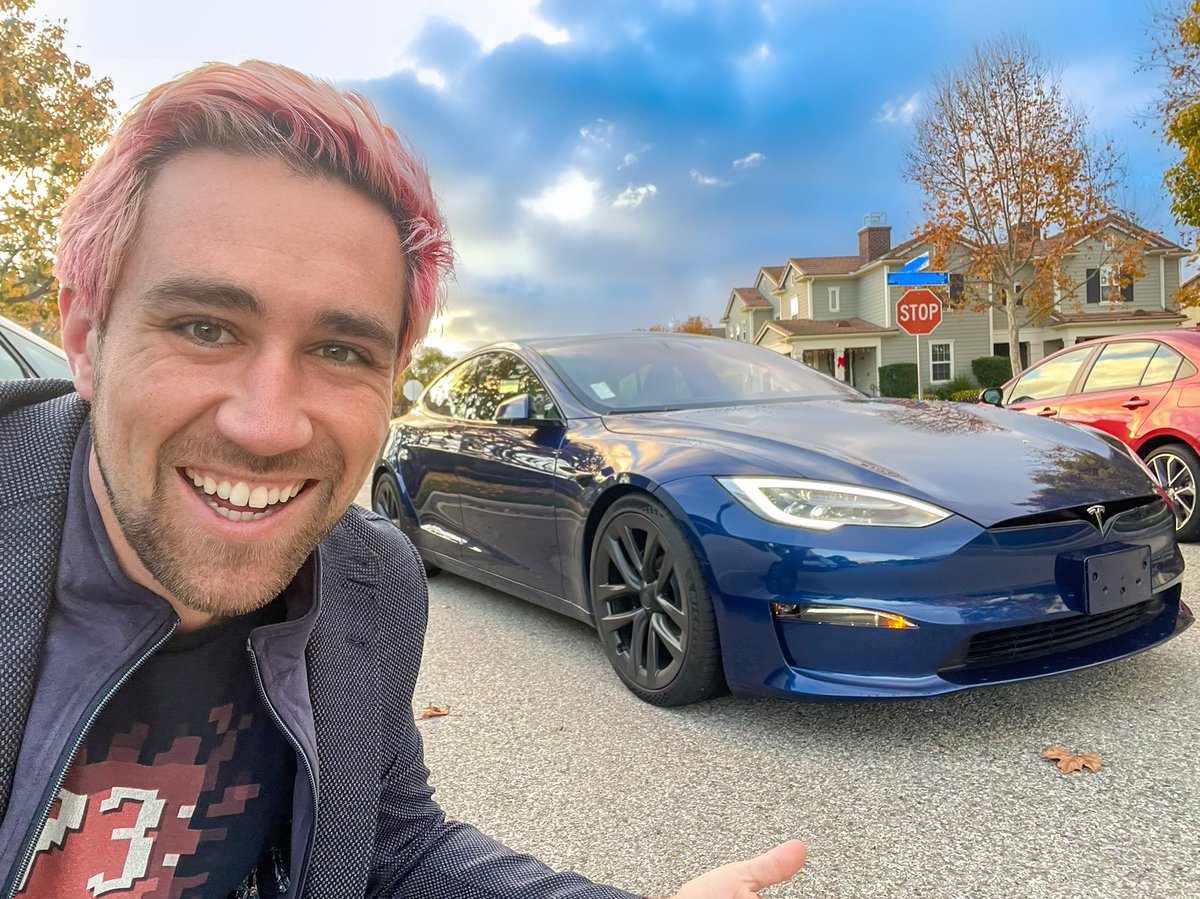 realMeetKevin's tweet image. MY NEW CHRISTMAS PRESENT! A beautiful blue #ModelSPlaid!! Now the 3rd Tesla I’ve bought:

2008 Roadster
2017 Model X
2021 Model S Plaid

#MerryChristmas and thank you @Tesla, team Tesla, @elonmusk and all the supporters!