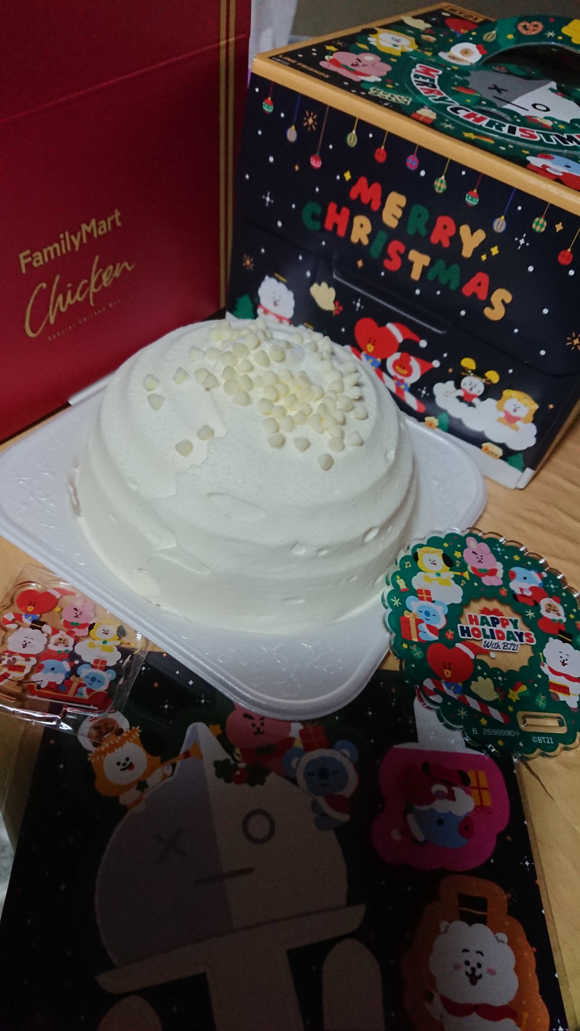クロちゃ ファミマに行ったらクリスマスケーキの売れ残り が半額だったから 食品廃棄問題の解決に協力してきました ついでにファミチキも買ってクリスマス延長戦が開幕 ３日連続でホールケーキをノーカットで食べました それを１ 牛乳で流し込ん