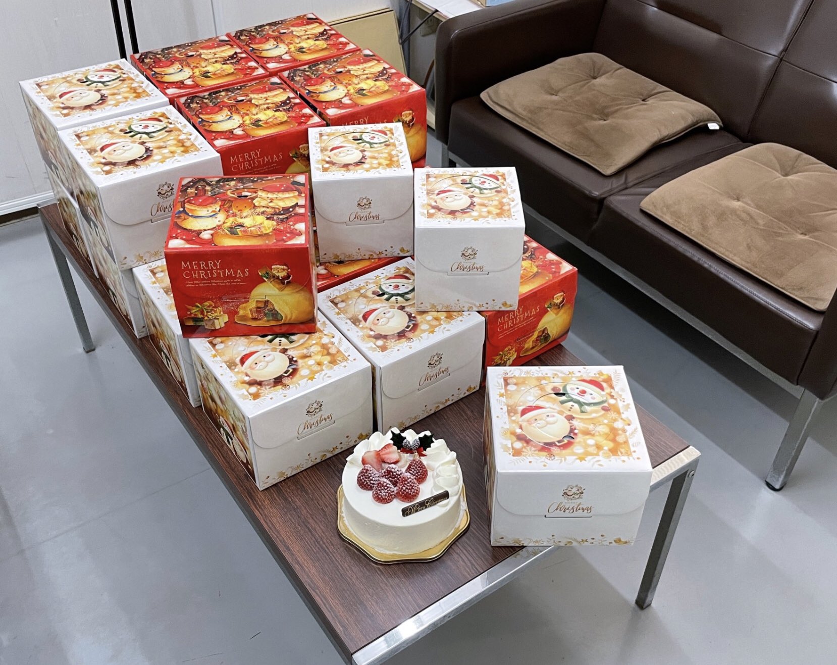 秀盛機工 浜松支店 クリスマスケーキ を社員全員に配りました 春華堂さんのカタログ5種類の中から 各家庭の好みを事前に選んで貰ってます 社員の家族 に お父さんの会社やさしいね といって貰いたいです 春華堂 クリスマス