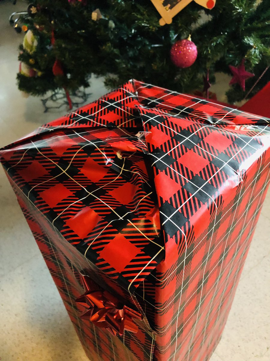MonicaCC18's tweet photo. Se me habían quedado un par de regalos de mis hermanos para mis hijos y cuando veo el más grande, noto que está manipulado. 😏 Aparentemente, alguien quito un pedazo de tape y lo volvió a sellar, o trató. Después noto un pequeño hueco. Supuestamente, no fue el. #elchefcito https://t.co/o5X0padp37