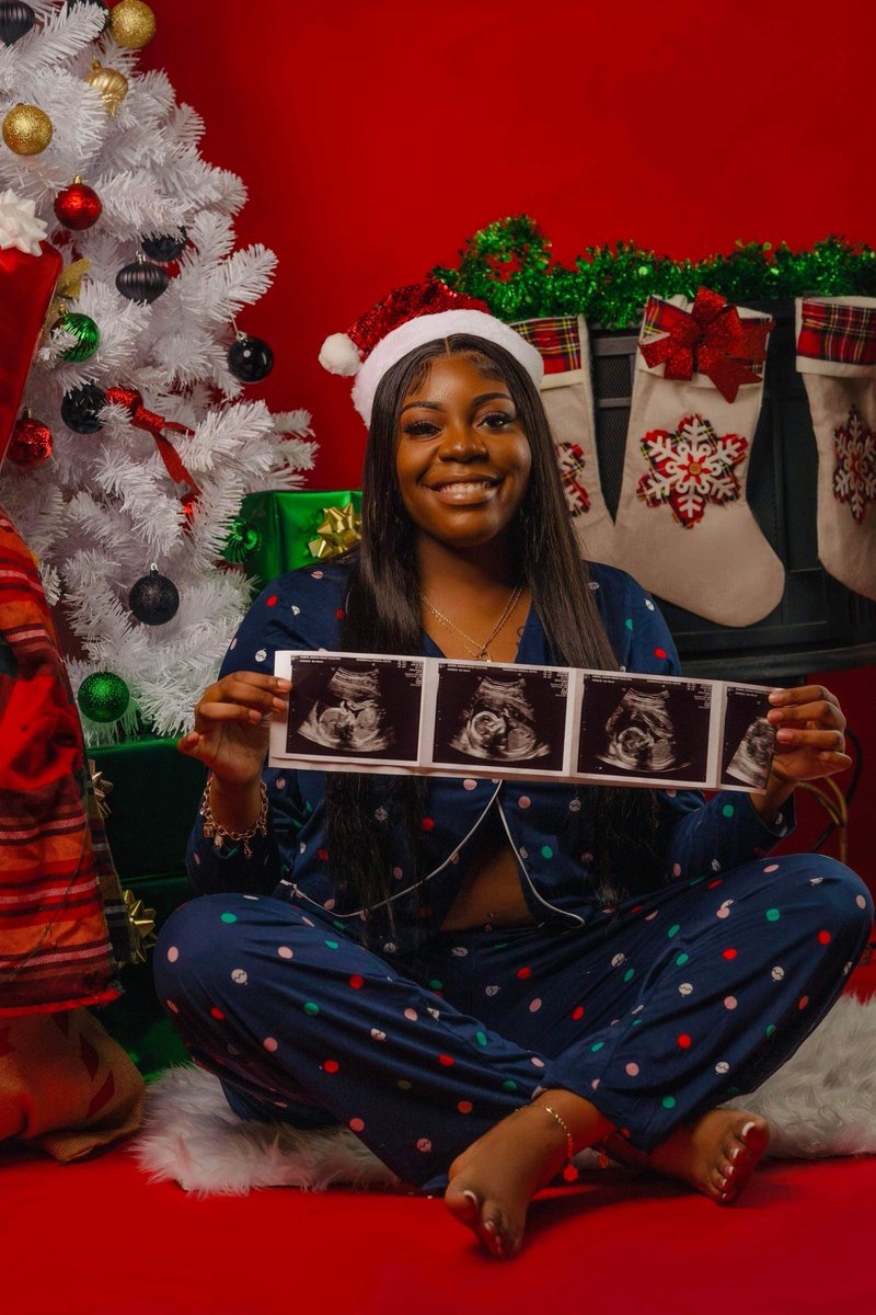 shetha_ONE's tweet photo. Santa left a different kinda present for me under the tree this year 🤣👣💗🎁 .. #April2022 , I can’t wait to meet you❣️ https://t.co/CNsHfWRGcf
