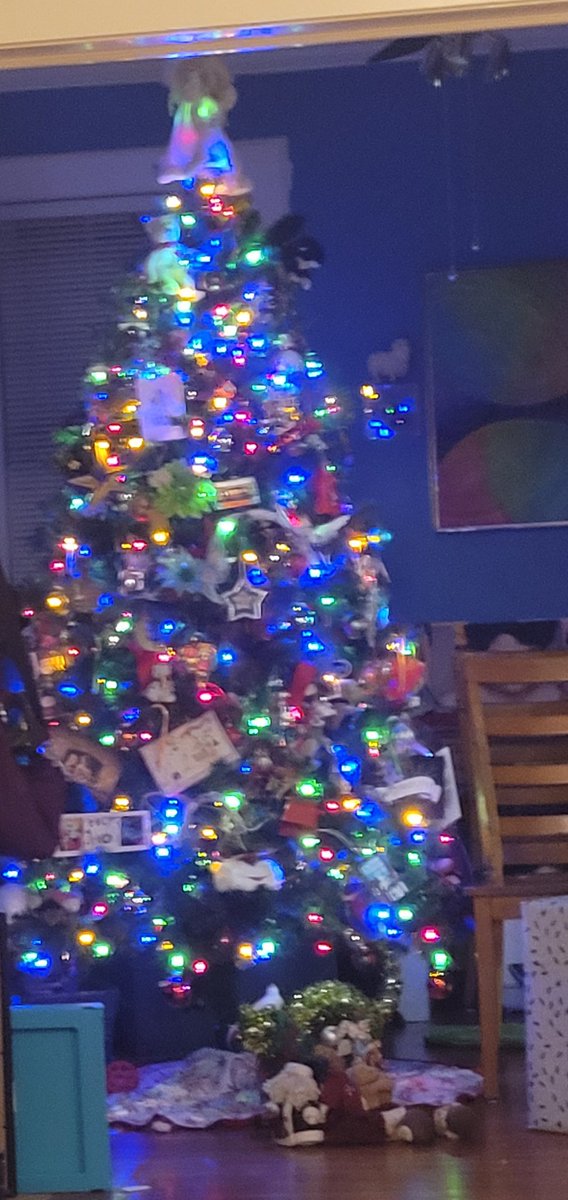 Crazy8Cook's tweet photo. Merry Christmas from @Crazy8Cook @laura_future , @booklikeabook and off course,  @roo_jasper https://t.co/4DX1SeHijZ