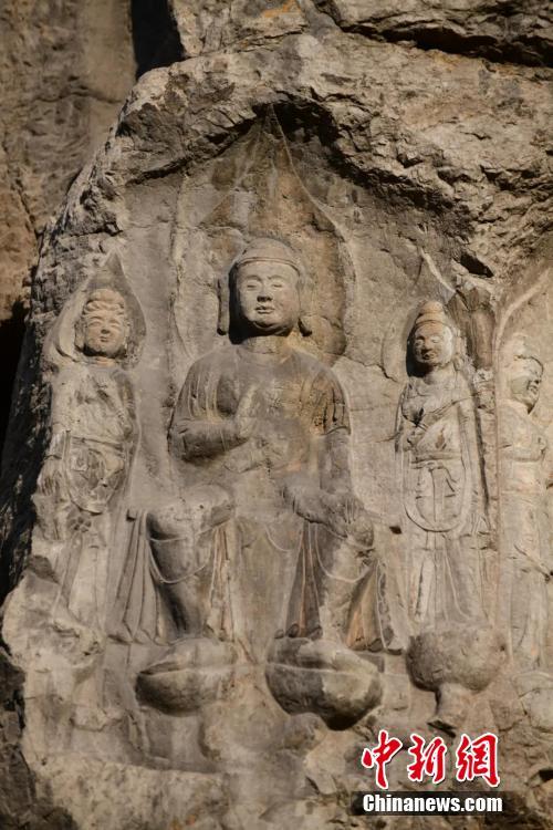 PDChina's tweet photo. About 300 statues dating back to the Tang Dynasty (618-907) were discovered in Huozhou City, north China’s Shanxi Province. The most impressive among them is a 6-meter-high sitting Buddha statue. https://t.co/J5lH0eOvrt