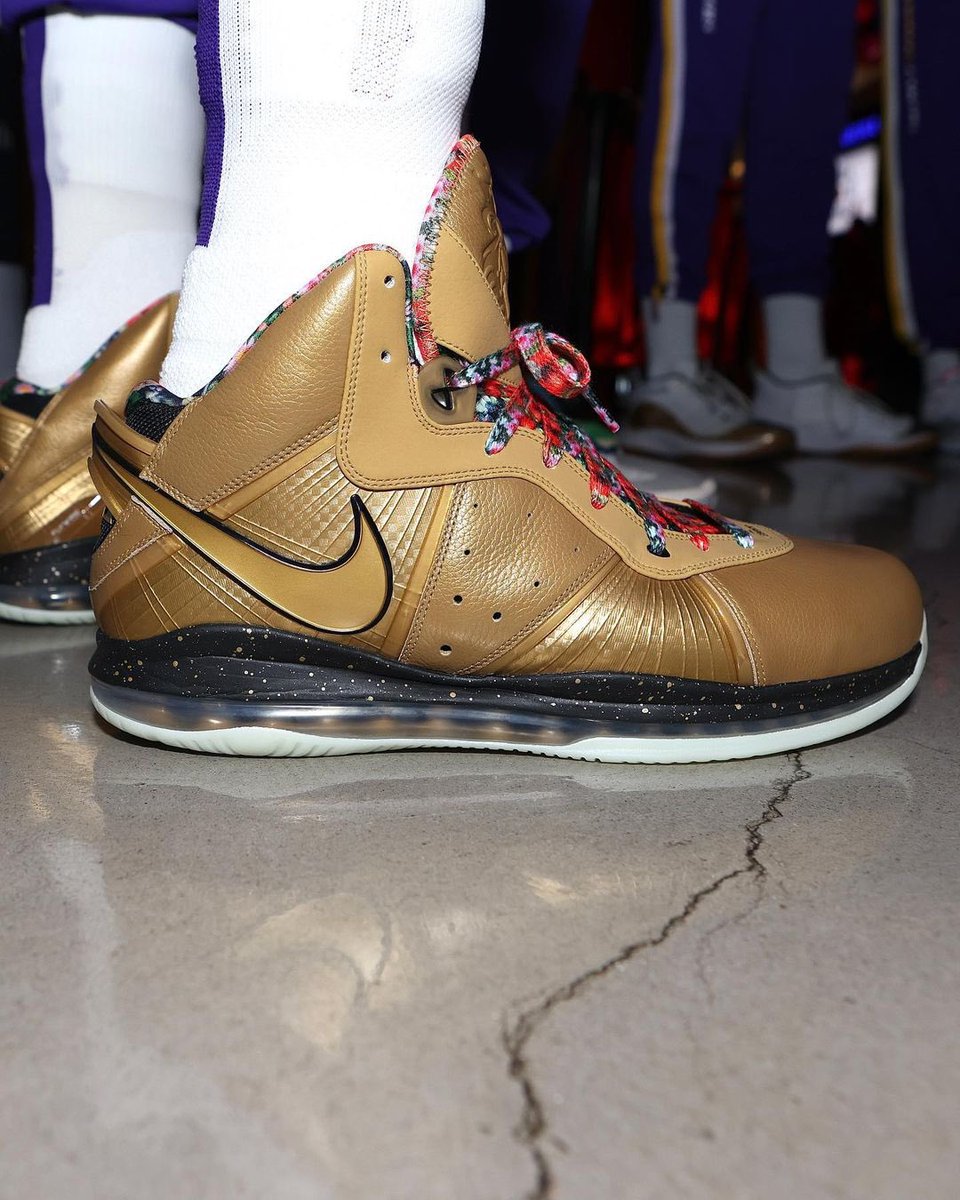SoleSavy's tweet photo. .@KingJames laced up some gold LeBron 8 Retro for #NBAXMas 

📷 @Jim_ICE https://t.co/a553LSTIfK