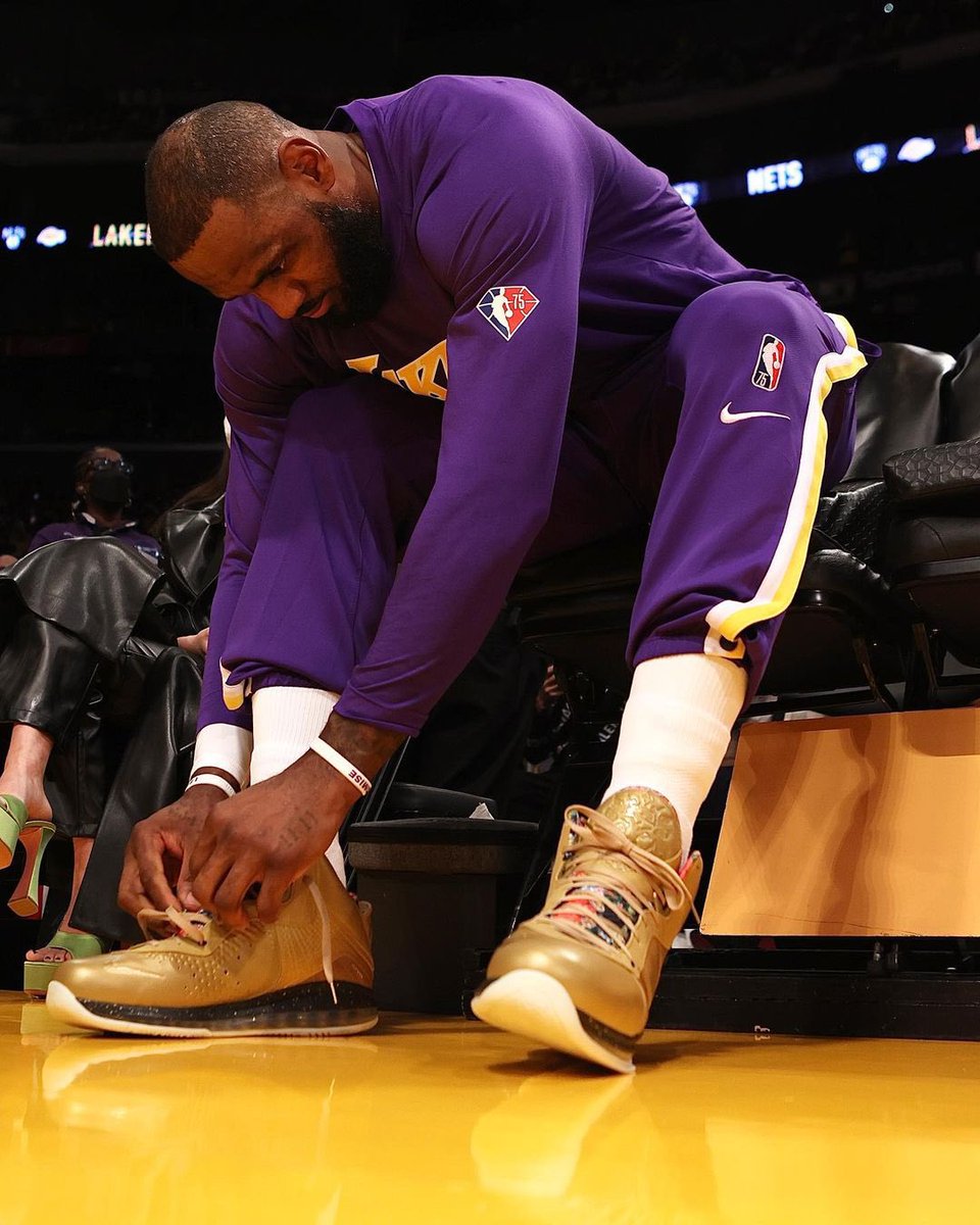 SoleSavy's tweet photo. .@KingJames laced up some gold LeBron 8 Retro for #NBAXMas 

📷 @Jim_ICE https://t.co/a553LSTIfK