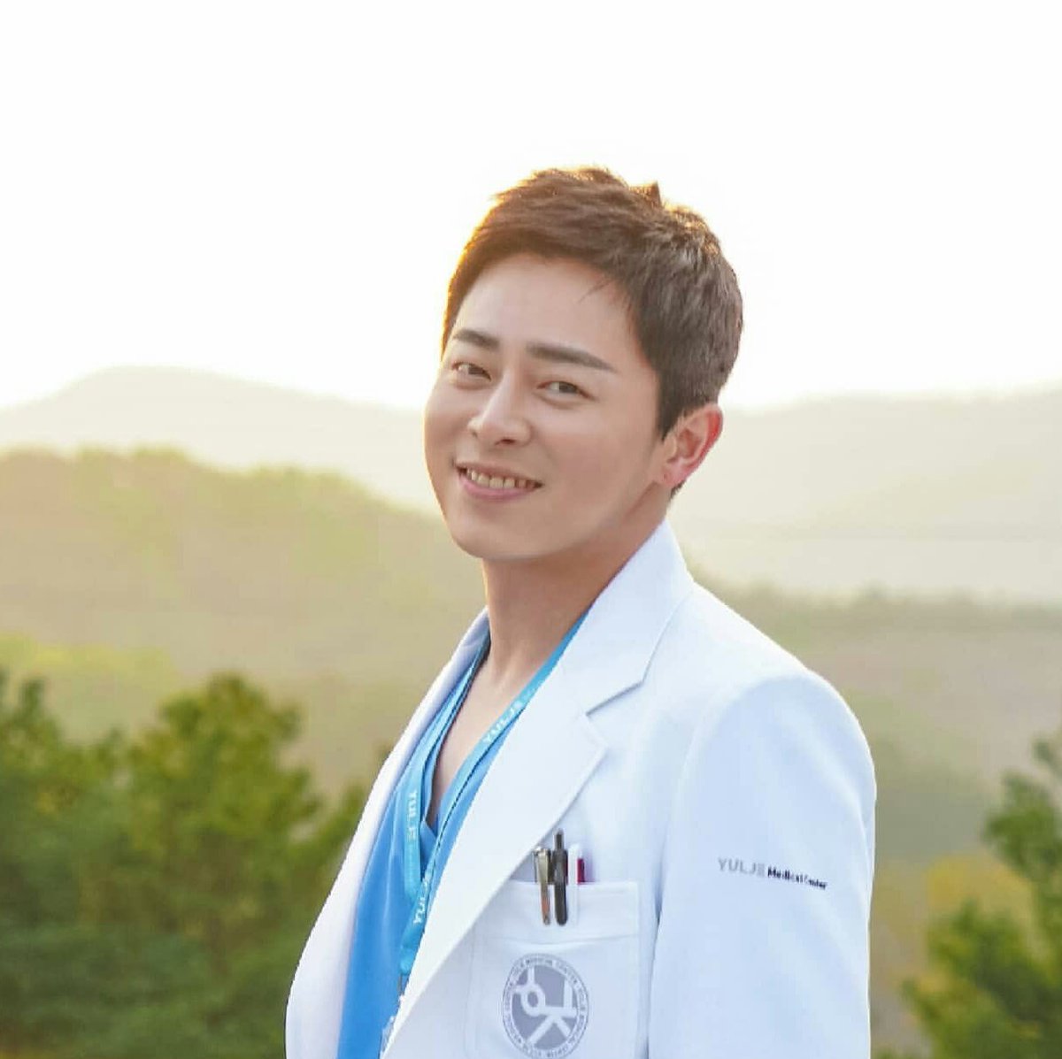 infodrakor_id's tweet photo. Happy birthday 41 thn #JoJungSuk 🎂🎉

#HappyJungSukDay 💕 https://t.co/G97yUQmBnO