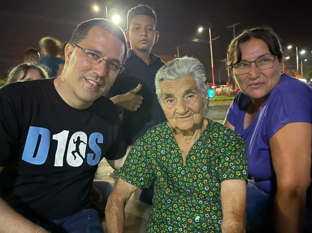 Hoy 25 de diciembre fuimos con Danielito al nuevo y hermoso Paseo Independencia de #Barinas. Much@s cham@s estrenando sus regalos del Niño Jesús. Agradezco el cariño expresado por las familias que tuvieron a bien saludarme. Los trabajos de expansión del Paseo ya están en marcha.