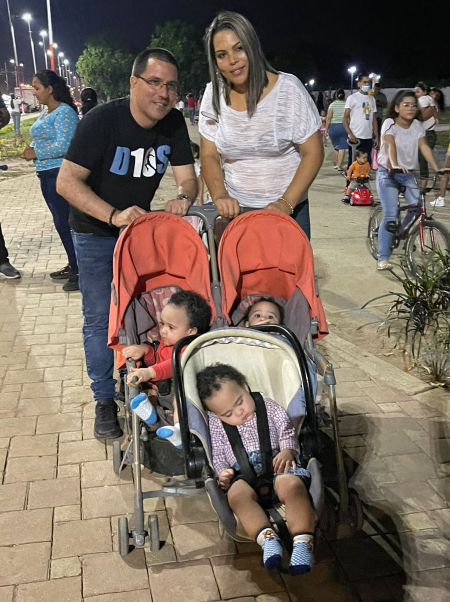 jaarreaza's tweet photo. Hoy 25 de diciembre fuimos con Danielito al nuevo y hermoso Paseo Independencia de #Barinas. Much@s cham@s estrenando sus regalos del Niño Jesús. Agradezco el cariño expresado por las familias que tuvieron a bien saludarme. Los trabajos de expansión del Paseo ya están en marcha. https://t.co/YbUdOIiZuP