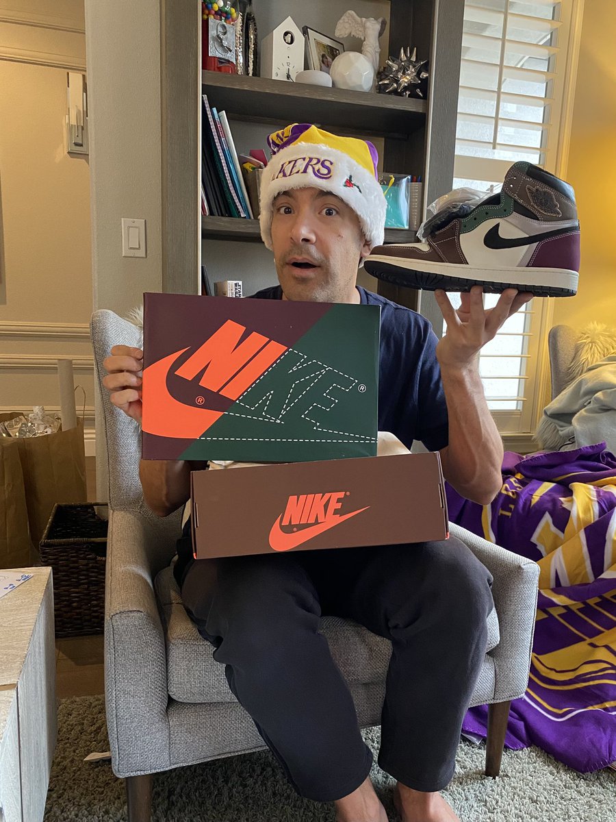 RaoulMartinezTV's tweet photo. It’s a #sneakerhead #Christmas! 
🎄🎅🏼🔥🔥🎅🏼🎄 #MerryChristmas #MerryKicksmas 👟👟 
@ShopOverload #shoplocal #jordans #jordan1  #HandCrafted #Jordan1 #Element
#GoreTex #LightBone #sneakers @nicekicks https://t.co/5TNcXueDFV